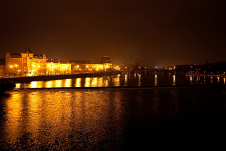 布拉格秋夜的美丽景图片