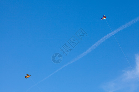 在蓝天背景上飞着风筝图片