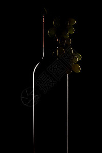 酒瓶和黑底的葡萄图片