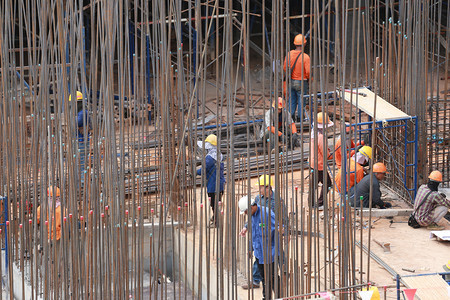 建筑工地和人正在Tall大楼建筑工地施图片