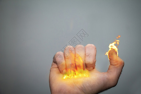 右手和指像蜡烛或火把一样着是哈努基亚人月经的灵感8根手指象征着月经蜡烛棕榈中间的大火焰象征着哈沙马什Hshamash一根蜡烛被点图片