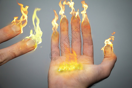 右手和指像蜡烛或火把一样着是Hanukiah月经的灵感8根手指象征着月经蜡烛棕榈中间的大火焰象征着Hshamash七根蜡烛图片