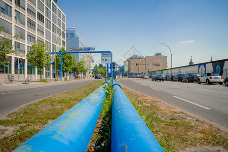 城市地下管廊德国柏林2017年5月9日柏林市街道上的蓝色管由于该市地下水位高这些管道被用于抽水从建筑工地抽水背景