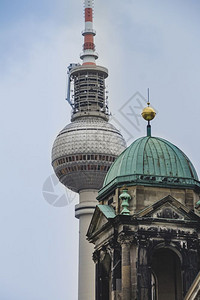附近的柏林大教堂和电视塔图片