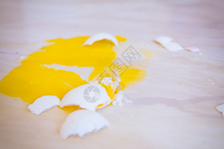 地上掉下来的碎蛋到处都是黄的图片