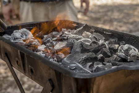 煤炭烧在烤炉里图片
