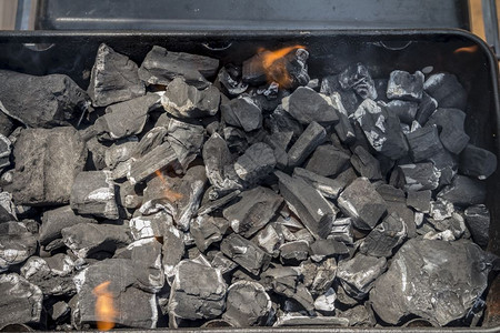煤炭在BBQ烧烤炉中焦顶层风景背景图片
