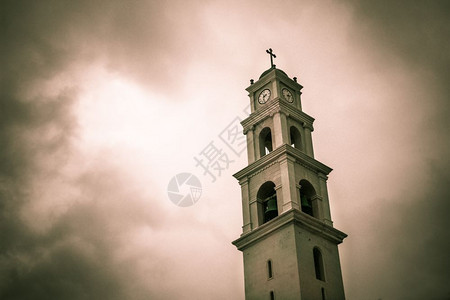 教堂时钟塔红色和黑彩图片
