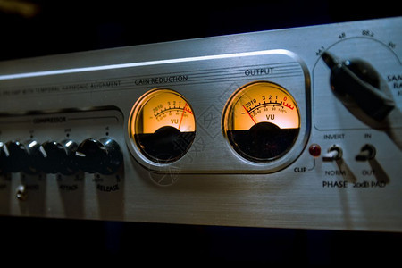 音响混器平衡与许多按钮和录制室的模拟仪图片