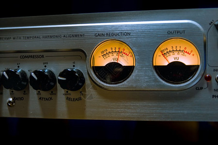 音响混器平衡与许多按钮和录制室的模拟仪图片