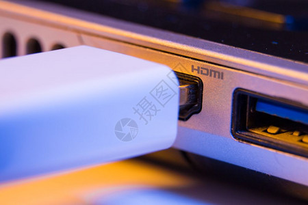 笔记本USB接口关闭插入膝上型电脑边端口的HDMI电缆塞设计图片