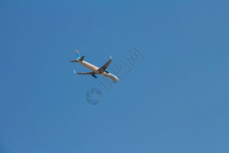 以色列特拉维夫2017年月日Arkia航空公司商业飞机在蓝天行降落Arkia是以色列航空公司图片