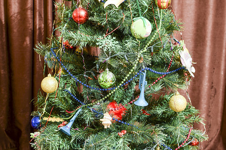 圣诞树上的玩具和装饰品小叮当球和玩具装饰的壁画图片