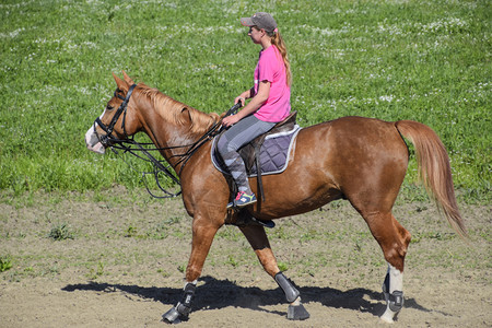 2017年4月8日俄罗斯克拉诺达尔青少年骑马运动俱乐部女孩骑马图片