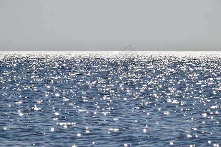 海平面的线与天空太阳的波浪和光束从海中反射出来海景太阳的波浪和光束从海中反射出来海景太阳的波浪和光束从海中反射出来图片