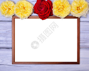 白木底的空板框在花朵的蕾顶部白木底的空板框在t的顶部图片