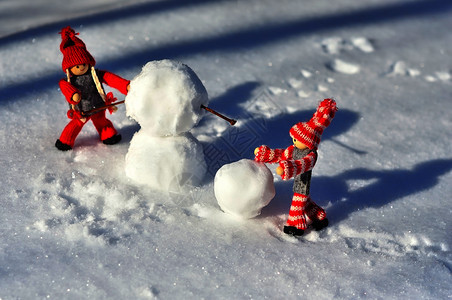 冬日在雪人附近的上站在背景图片