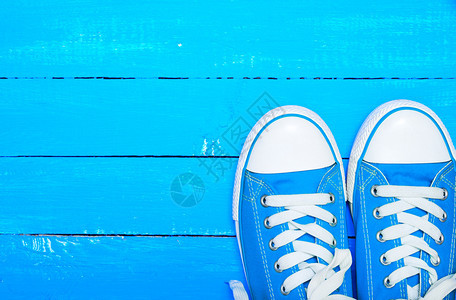 在平行板的蓝色木本底顶部空间在平行板的蓝色木本底带白的运动蓝色鞋图片
