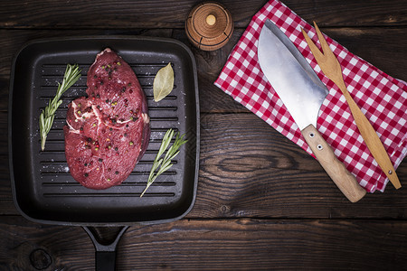 黑煎锅上加香料的牛肉排下一把刀最高风景中间空图片