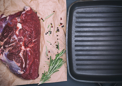 煎锅里的生牛肉排背景图片