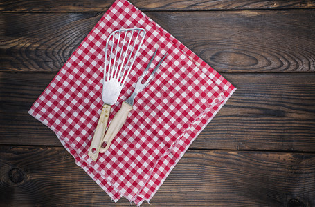 红餐巾纸上的老式厨房用具右侧空位图片