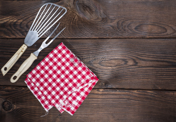 古老的厨房用具和红色餐巾纸右侧空位图片