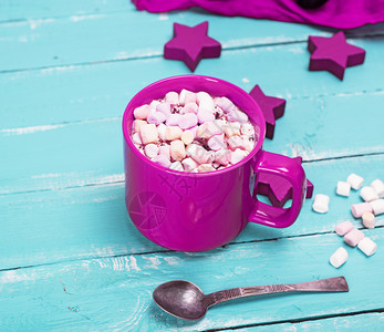 紫陶瓷杯中加棉花糖的热巧克力图片