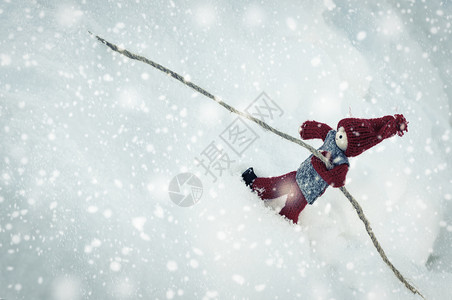 冬天风景的木小玩具雪古老的玩具图片