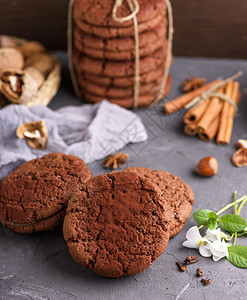 黑背景的圆巧克力曲奇饼圆巧克力曲奇饼图片