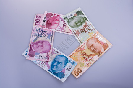 白色背景上不同颜形态和价值的土耳其里拉钞票图片