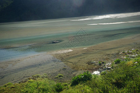 山中的河峡谷附近石头和岩河流附近的头和岩美丽的山地区河美丽地图片