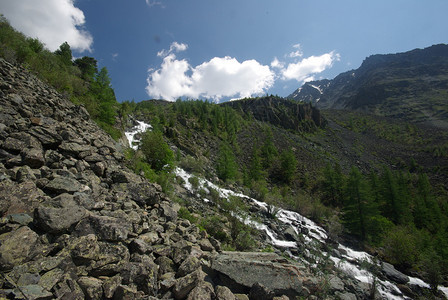 山中的河峡谷附近石头和岩河流附近的头和岩美丽的山地区河美丽地图片