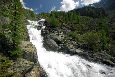 山中的河峡谷附近石头和岩河流附近的头和岩美丽的山地区河美丽地图片