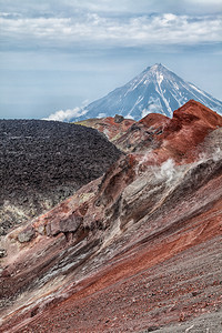 堪察特卡山脉和火堪察特卡佩宁山脉和火的美景堪察特卡半岛的美景阳光明媚的日子里山地脉湖和蓝天云层的夏季全景欧拉西亚俄罗斯远东堪察特图片