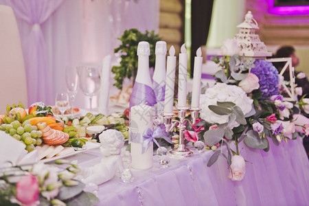 婚礼桌上的花和其他装饰品婚礼桌边的蜡烛582图片