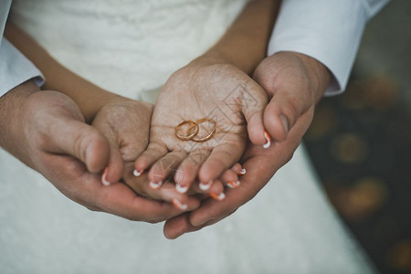 192年新婚夫妇手上的结戒指图片