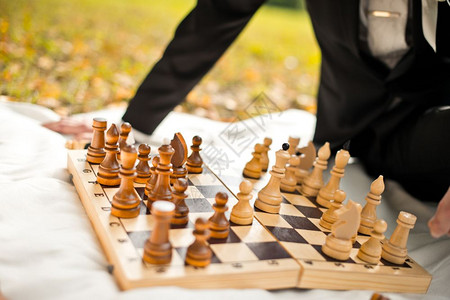 男人和女在户外下象棋游戏图片