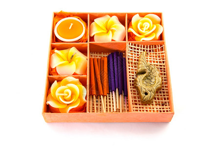 水疗套装玫瑰形状的蜡烛香烛放在白色背景上的橙色盒子里水疗套装玫瑰形状的蜡烛香烛在橙色的盒子上图片