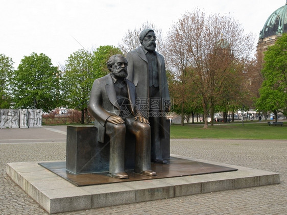 马克思恩格斯论坛雕像柏林亚历山大广场马克思恩格斯论坛上的马克思恩格斯雕像图片