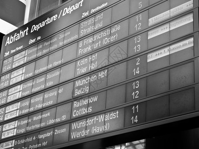 时间表在车站或机场按时间表显示出入境和离检查图片