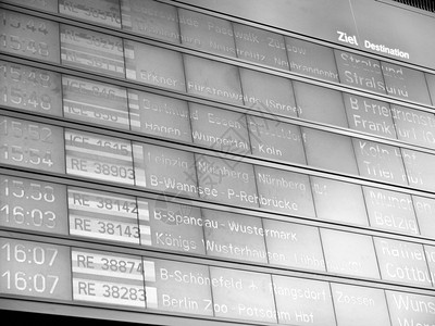 时间表在车站或机场按时间表显示出入境和离检查图片