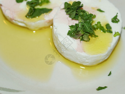 托米诺乳酪加鲁科拉和橄榄油意大利皮埃蒙特的传统食物有乳酪和橄榄油图片