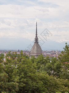 都灵市托里诺从山丘上看到的天线全景背景图片