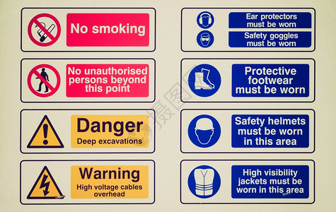 古老的倒影建筑工地的标志禁止吸烟未经许可进入危险警告图片