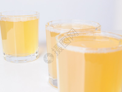 非洲大陆早餐桌上的菠萝汁玻璃杯图片