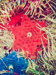 古老的回溯看着蒂塞尔和灯光的圣诞树装饰图片