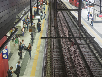 都灵苏萨门站2014年7月30日意大利都灵新都灵苏萨门主要铁路和地铁站的乘客图片