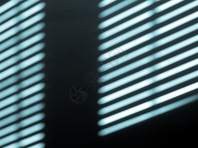 窗口的光和阴影太阳的光和阴影从窗户滚筒的房墙上闪出冷却的卡亚诺型图片