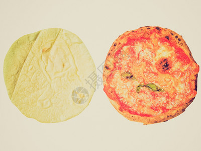 以番茄和Mozzarella奶酪制作意大利披萨玛格丽塔图片