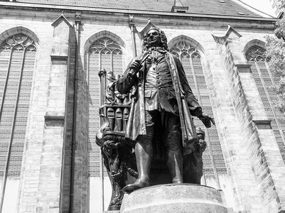 纽伊巴赫登卡玛尔纽伊巴赫登卡玛尔意味着新的巴赫纪念碑自1908年以来在圣托马斯基尔切教堂前即约翰塞巴斯蒂安赫被黑白埋在德国莱比锡图片